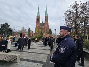 Na zdjęciu policjant - Naczelnik Wydziału Prewencji rybnickiej komendy podczas zabezpieczenia uroczystych Obchodów Święta Niepodległości w Rybniku.