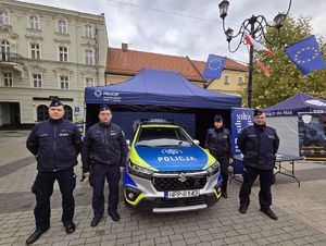 Na zdjęciu policjanci z rybnickiej komendy na stanowisku profilaktycznym.
