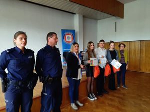 Na zdjęciu prelegenci oraz laureaci konkursu plastycznego.