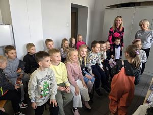 Na zdjęciu przedszkolaki z wizyta w rybnickiej komendzie.
