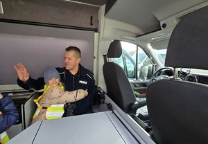 Na zdjęciu policjant z dziewczynkom z przedszkola w Rybniku.