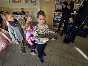 Na zdjęciu chłopiec z bronią.