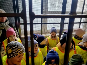 Na zdjęciu dzieci w policyjnej celi.