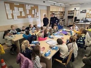 Na zdjęciu policjantki rozmawiają z dziećmi o bezpieczeństwie.