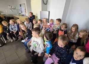 Na zdjęciu dzieci zaciekawione pracą policjanta.