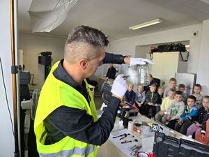 Na zdjęciu technik kryminalistyki.