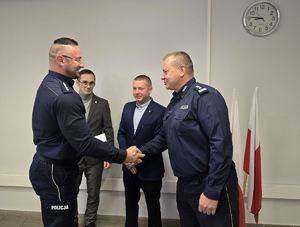 Na zdjęciu Pan Komendant gratuluje Naczelnikowi Wydziału Prewencji rybnickiej komendy.