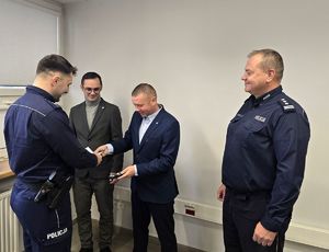 Brązowe odznaki honorowe Niezależnego Samorządnego Związku Zawodowego dla policjantów.