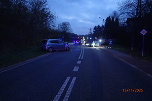 Na zdjęciu miejsce wypadku drogowego, zderzenie dwóch samochodów osobowych.