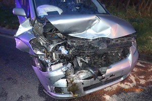 Na zdjęciu uszkodzony przód pojazdu.