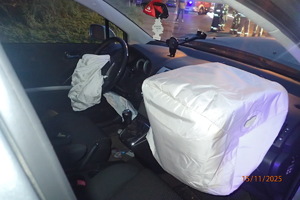 Na zdjęciu uszkodzone wnętrze pojazdu.