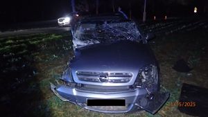 Na zdjęciu uszkodzony samochód osobowy.