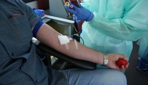 Na zdjęciu akcja dotycząca krwiodawstwa przed budynkiem komendy w Rybniku.