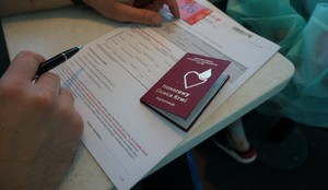 Na zdjęciu akcja dotycząca krwiodawstwa przed budynkiem komendy w Rybniku.