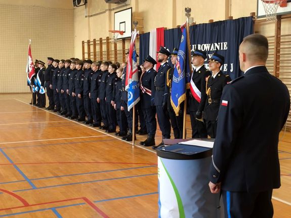 Na zdjęciu młodszy inspektor Krzysztof Piontek na uroczystym otwarciu podczas Ślubowania kadetów w Zespole Szkół numer 5 w Rybniku.
