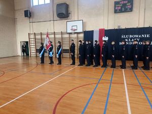 Na zdjęciu uczniowie podczas ślubowania.