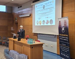 Na zdjęciu organizator debaty.