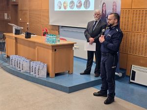 Na zdjęciu Zastępca Komendanta Miejskiego Policji w Rybniku podczas przemówienia.