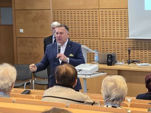 Na zdjęciu uczestnicy debaty „Pokolenia na zielonym. Bezpieczne przejście przez życie&quot; w Rybniku.