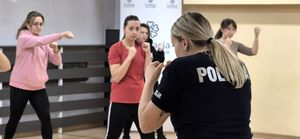 Na zdjęciu policjantka ucząca kobiety technik samoobrony.