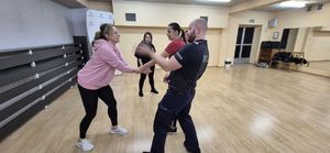 Na zdjęciu uczestnicy kursu samoobrony, który odbył się w Fundacji Elektrowni Rybnik.