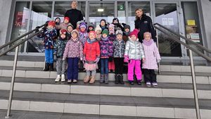 Na zdjęciu przedszkolaki przed komendą w Rybniku. Pamiątkowe zdjęcie z policjantami.