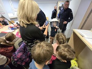 Na zdjęciu dzieci oglądają policyjny sprzęt.