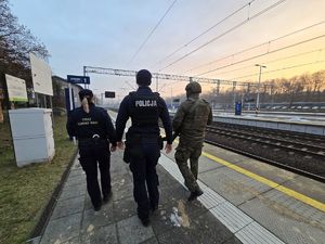 NA zdjęciu służby podczas działań.