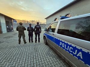 Na zdjęciu funkcjonariusze podczas akcji.