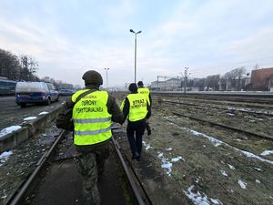 Na zdjęciu funkcjonariusze służb kontrolują rejon dworca w Rybniku. Trwa akcja TOR.