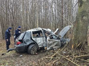Na zdjęciu uszkodzony samochód osobowy.