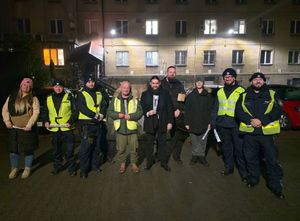Na zdjęciu policjanci oraz radni rozdają odblaski.