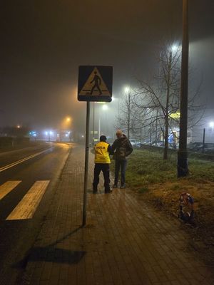 Na zdjęciu policjanci wspólnie z przedstawicielami samorządu rozdają mieszkańcom odblaski.