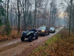 Na zdjęciach służbowe pojazdy.