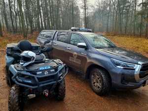 Na zdjęciu policyjny quad i pojazd służbowy.