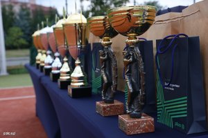 Na zdjęciu puchary.