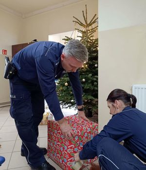Na zdjęciu policjanci pakują prezenty.