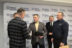 Na zdjęciu przedstawiciele samorządu, Szef rybnickich policjantów oraz naczelnik pionu kryminalnego.