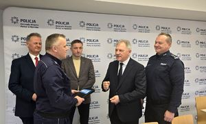 Na zdjęciu Komendant Komisariatu Policji w Czerwionce - Leszczynach odbiera kartę nieoznakowanego radiowozu.