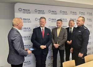 Na zdjęciu symboliczne przekazanie radiowozów.