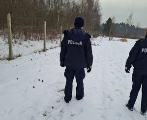 Na zdjęciu policjant kontroluje miejsca przebywania osób bezdomnych.