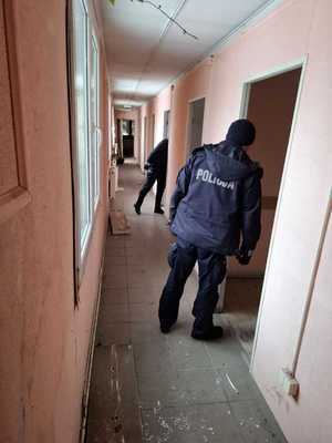 Na zdjęciu policjanci oraz pracownik - streetworker kontrolują miejsca przebywania osób bezdomnych.