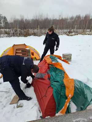 Na zdjęciu policjanci oraz pracownik - streetworker kontrolują miejsca przebywania osób bezdomnych.