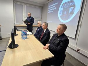 Na zdjęciu odprawa roczna rybnickich policjantów. Pan Komendant wita zaproszonych gości.