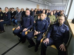 Na zdjęciu trwa odpraw policjantów. Narada roczna.