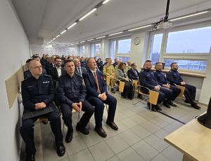 Na zdjęciu policjanci oraz zaproszeni goście na naradę roczną.
