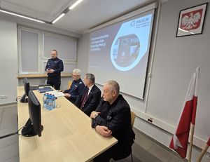 Na zdjęciu zaproszeni goście. Trwa narad podsumowująca pracę policjantów w 2025 roku.