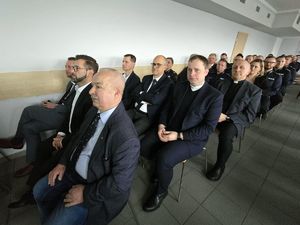 Na zdjęciu zaproszeni goście. Trwa narad podsumowująca pracę policjantów w 2025 roku.