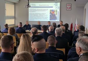 Na zdjęciu sala odpraw w rybnickiej komendzie. Policjantki, policjanci, zaproszeni goście.