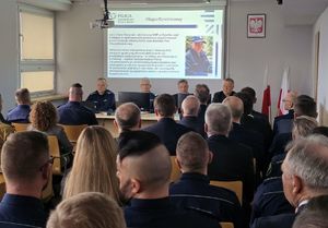 Na zdjęciu sala odpraw w rybnickiej komendzie. Policjantki, policjanci, zaproszeni goście.